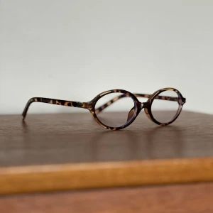 Runda glasögon med sköldpaddsmönster - Stilrena glasögon med oval form och klassiskt sköldpaddsmönstrad plastbåge. Glasögonen är utan styrka och inspirerade av miu miu’s populära båge. Har själv köpt dem på plick så jag vet tyvärr inte vart de är köpta. Fint skick☀️