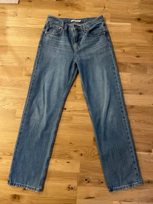 Levis jeans low pro straight (strl 36) - Levis jeans (low pro straight). Storlek 26 motsvarande storlek 36. Använda vid något enstaka tillfälle. Sista bilden är lånad från Levis hemsida. Nypris: 1299.