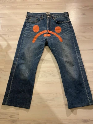 Bape baby milo byxor *ÄKTA* - Sad face baby Milo byxor som är 100% äkta, skickar gärna fler bilder om du har någon fundering. Enda defekten är att bruna lappen över bakfickan är lite sprucken, se gärna bilden. Mått= midja 34cm,  insidaben 92cm. 