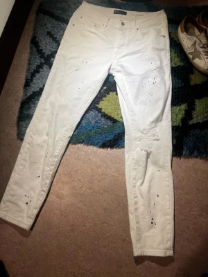 Purple byxor  - Riktigt feta byxor som är i bra skick🔥 har inte kunnat haft dem för att de är lite stora. Är ca 170 och passar mer 180, skriv om ni undrar nått💪🏽 priset är inte huggit e Sten🫡