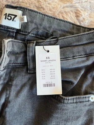 Grå bootcut jeans från 157 XS - Säljer då jag beställde hem fel storlek sen var jag för långsam med att skicka tillbaka… så kunde inte byta ut dom men får sälja vidare till nån annan förhoppningsvis. Ni ser alla detaljer och beskrivningen på lappen även modellen då ni kan söka upp hur den sitter på. Då jag inte passar i dom kan jag inte visa. 