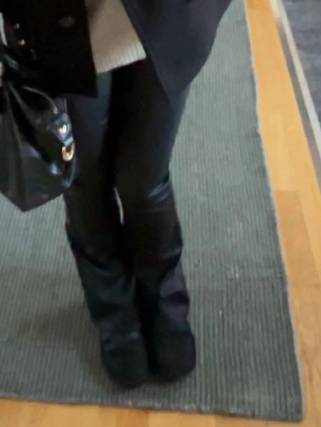 Svarta utsvängda skinnbyxor - 2