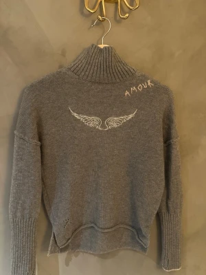 Stickad zadig tröja - Superbra skick, storlek 140 men passar även mig som är 153-154