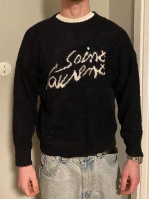 Svart Saint Laurent stickad tröja - Säljer en svart stickad tröja från Saint Laurent. Superfin men säljer då den är för liten. Stl M. Superfint skick 