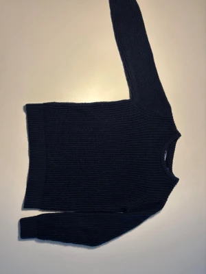 Mörkblå stickad tröja från Jack and Jones  - Står att den är 152 cm men den passar till och med för 164 