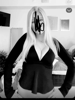 Svart v-ringad långärmad topp - Snygg svart topp med djup v-ringning och långa ärmar. Modellen är figurnära upptill och har en lätt utsvängd nederdel. Perfekt för dig som vill ha en trendig och stilren look.