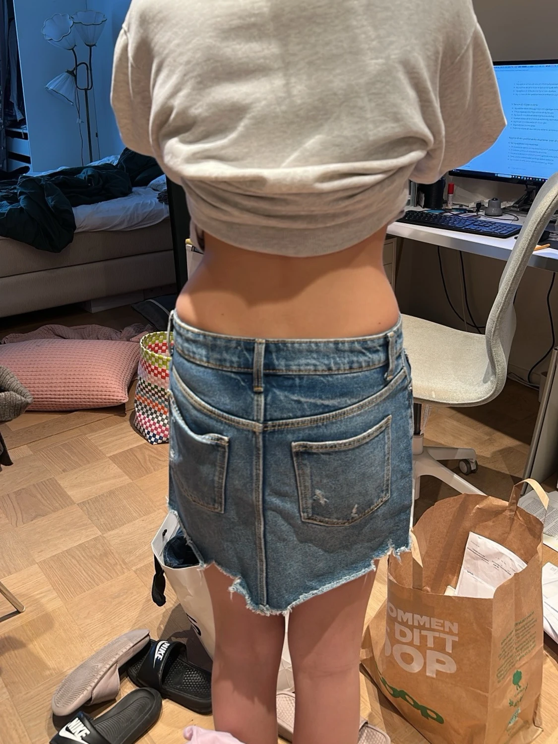 Blå jeanskjol med slitningar - 2