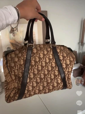 Dior Bowling bag - min favvo väska, köpt på plick av en tjej. fick med äkthetsbevis som jag ska försöka leta upp vid intresse🥰 pris går att diskutera. i fint (men använt) skick