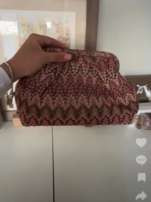 Beck Söndergaard clutch - så fin populär clutch från beck söndergaard. använd men i fint skick. pris går att diskutera och har rabatter vid köp av bundles 💓