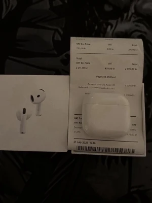 Apple AirPods Pro med försäkring  - Säljer ett par vita Apple AirPods Pro med trådlöst laddningsetui. Hörlurarna har en stilren och kompakt design i blank plast och levereras i originalförpackning. Perfekta för dig som vill ha brusreducering och grymt ljud till mobilen.