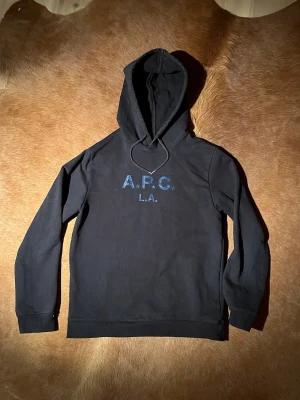 A.P.C hoodie - Halloj! Säljer denna sjukt feta hoodie från A.P.C! Vid minsta fråga eller fundering hör av er✌🏼🤠