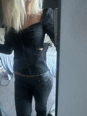 Svart unik topp - Passar både till vardags och fest,har använt en gång, så typ helt ny, skulle säga att den passar xs-s,❤️