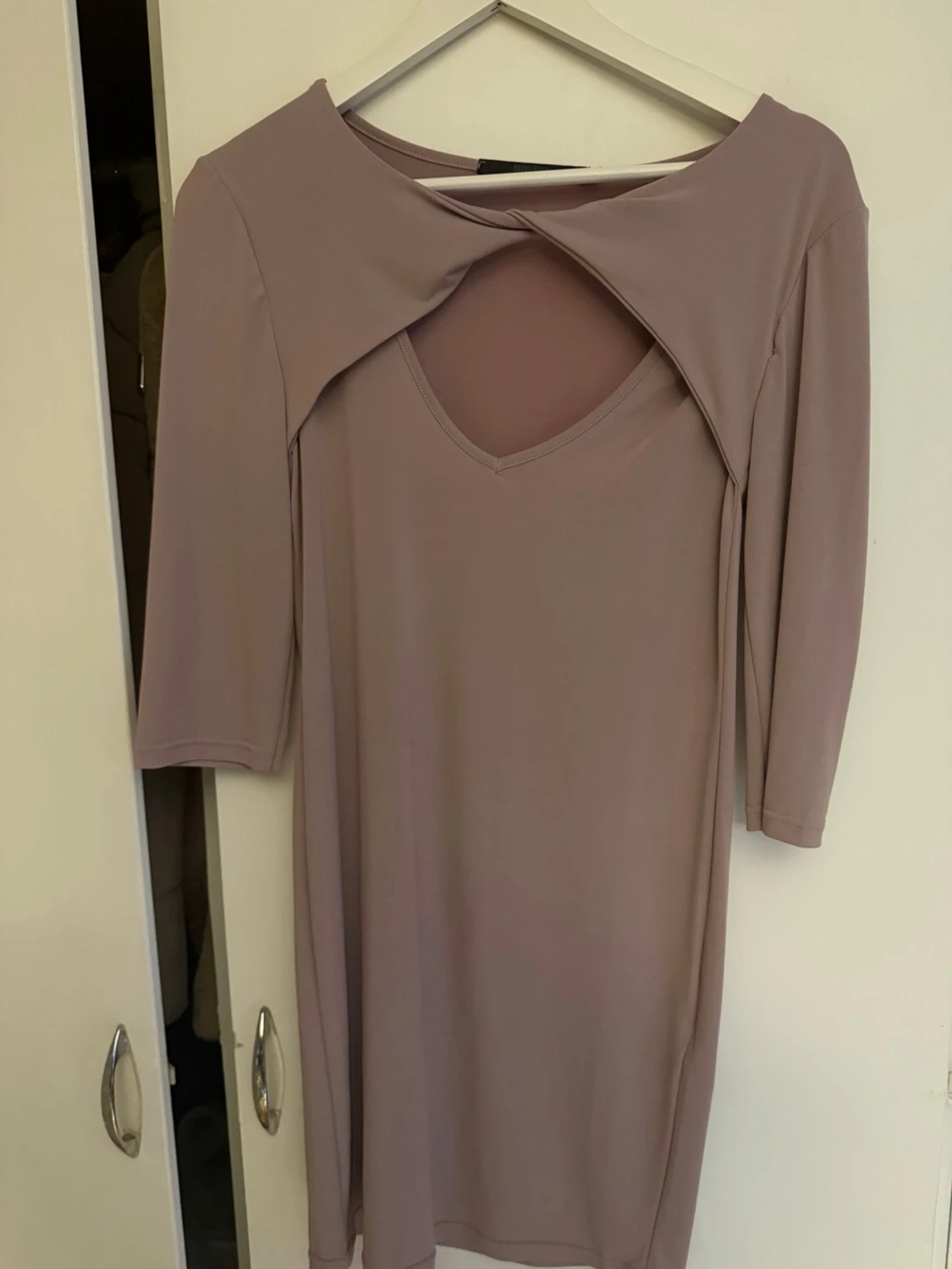 Ljuslila omlottklänning med cut out