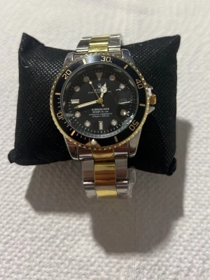 R klocka  - Helt ny du får med allt för bra pris 