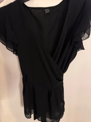 Svart knyt blus - Jätte fin svart knytblus från shein (fick med 2 i paketet så säljer den ena) aldrig använt jätte fin på och bra skick storlek s