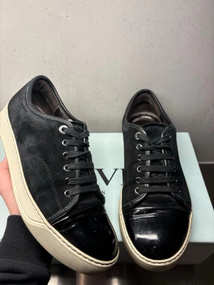 Lanvin - Bra skick -storlek 40-41 - Lanvin skor - Skick: grymt skick - Tillbehör: Skor, box - Nypris 4000kr - V.Collection