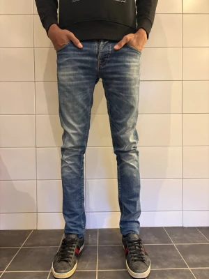 Nudie trim Tim jeans  - Hej! Säljer dessa otroligt snygga Nudie grim tim jeans, jeansen är i mycket bra skick utan defekter. Modellen är 187 cm lång, priset går att diskutera! 
