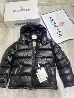 Moncler maya navy - Hallå där! Nu säljer jag min Moncler Maya i navy blue. Denna jacka är i otroligt fint skick, sparsamt använd och utan några som helst defekter. Med sin fyllning av kvalitetsdun är den perfekt för att hålla värmen under både höst- och vinterdagar. Jackan är självklart äkta, inköpt direkt från Monclers officiella webbplats nyligen. Anledningen till att jag säljer den är att jag mestadels använder arbetskläder och inte hinner använda den så mycket som den förtjänar. Vid köp till ett bra pris i