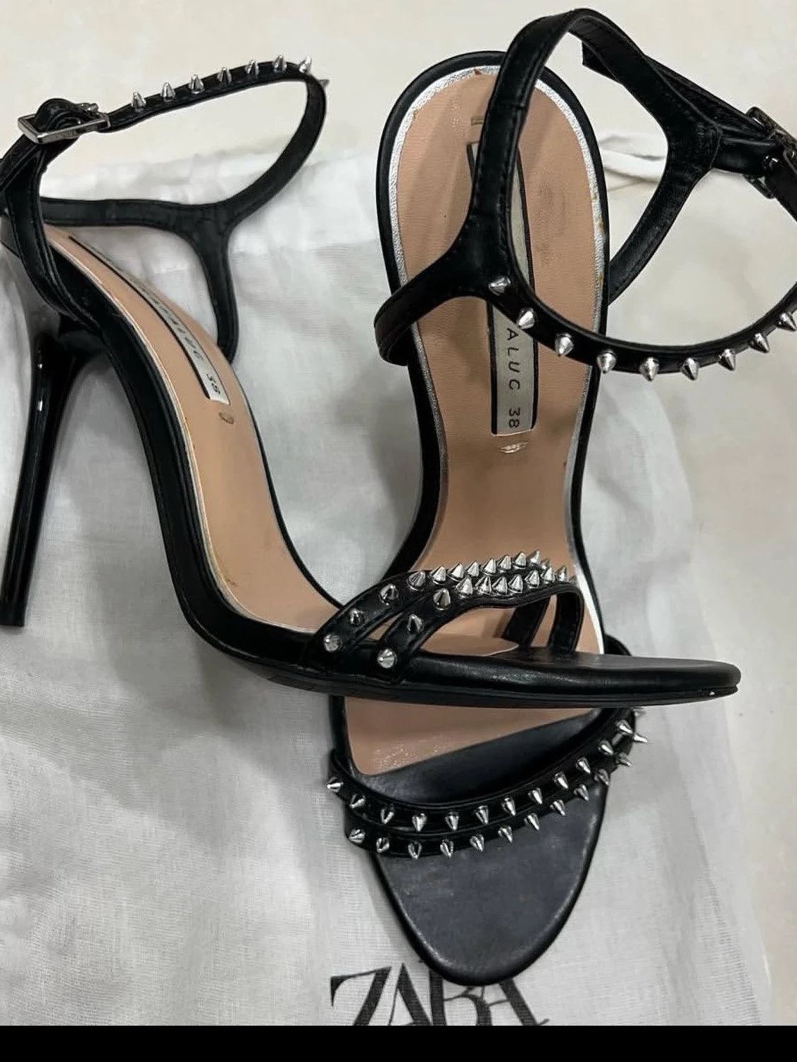 Svarta pumps med nitar från Zara (SÖKER)