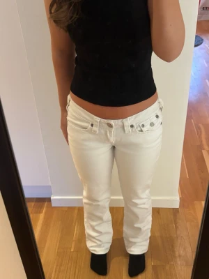 Superfina vita low-waisted jeans-True Religion🤍 - Fina vita jeans från True Religion 🤍 De har en rak modell med låg midja samt de välkända och snygga bakfickorna.  Jeansen är i storlek 2, men jag skulle säga att de motsvarar ungefär en S. Köpta på Sellpy men tyvärr är de lite stora för mig och även något långa, därför passar de inte mig så bra. På bilderna där jag har dem på mig är de uppvikta nertill (ej upplagda). De är i fint skick, men “skinnlappen” baktill är lite konstigt formad (se sista bilden). Det är inget man märker något större💕