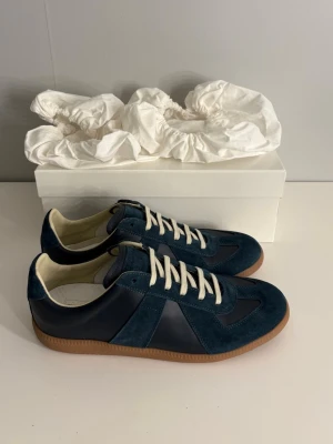 Maison Margiela skor  - Säljer dessa Maison Margiela GAT skorna i storlek 43. Skorna är helt nya och allt og ingår :) Hör av er vid eventuella frågor eller funderingar! 