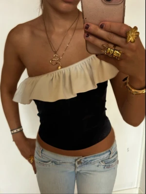 Svartvit one shoulder volangtopp  - Såå snygg svartvit one shoulder volangtopp! Jag är 168 och det är mina bilder, köp via köp nu direkt eller Swish, kvar tills markerad som såld 💖 