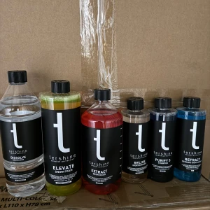 Tershine bilvårdsprodukter 6-pack - Säljer ett 6-pack bilvårdsprodukter från Tershine. Innehåller Dissolve, Elevate, Extract, Relive, Purify S och Refract. Flaskorna är i plast och har olika färger på innehållet: klar, grön, röd, brun, blå och blågrön. Perfekt för dig som gillar att ta hand om bilen.