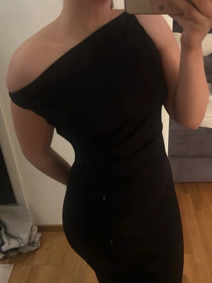 Svart oneshoulder långklänning - Svart långklänning, använd 1 gång, storlek 38, jag är 1,67 