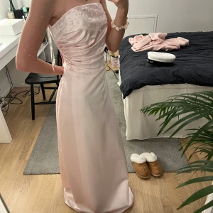 Ljusrosa balklänning - Superfin ljusrosa långklänning från Nixa. Perfekt till studentbal eller bröllop! Axelband finns som man kan fästa och lossa beroende på vilken look du vill ha! Aldrig använd, band från köp sitter kvar. Passar dig som har S, då jag har XS så passar den inte tyvärr och därför säljer jag den ❤️🥰