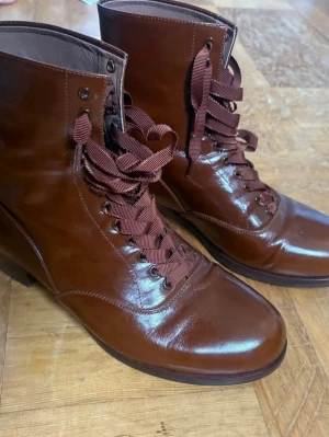 1910-/1920-tals vintage-stil läderstövlar – brun – Britta storlek 37 - 1910-/1920-tals vintage-stil läderstövlar – brun – Britta. Storlek 37. Mycket smått använda. Ordinarie pris är 1800kr. Hämtas på Södermalm i Stockholm eller skickas till dig. Du bestämmer. Maila mig vid frågor. Med vänlig hälsning, Fanny. 