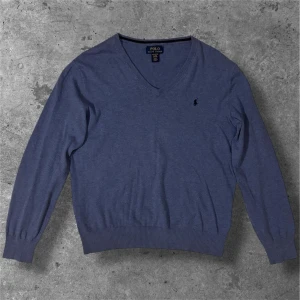 Ralph Lauren tröja - Säljer denna blåa tröjan från Ralph Lauren | storlek XL i barnstorlek, motsvarar S i herrstorlek | skick: 9/10 | Hör av er vid minsta lilla fråga, pris kan diskuteras vid snabb affär! 🫡