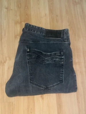 Replay newbill jeans  - Mörk gråa jeans från Replay i modellen Newbill. Midja 44cm,  längd 111cm. Obs bensluten är slitna. Längdstorleken saknas men jag bedömer till L34 men utgå efter måtten. JAG SKICKAR EJ FLER BILDER NÄR JAG BÄR JEANSEN! för bättre inblick i passformen rekommenderar jag att googla på modellnamnet. För storleksguide kolla måtten noggrant då jeansen alltid kan vara uppsydda heller krympta och jag ej tar emot returer :) s6,4