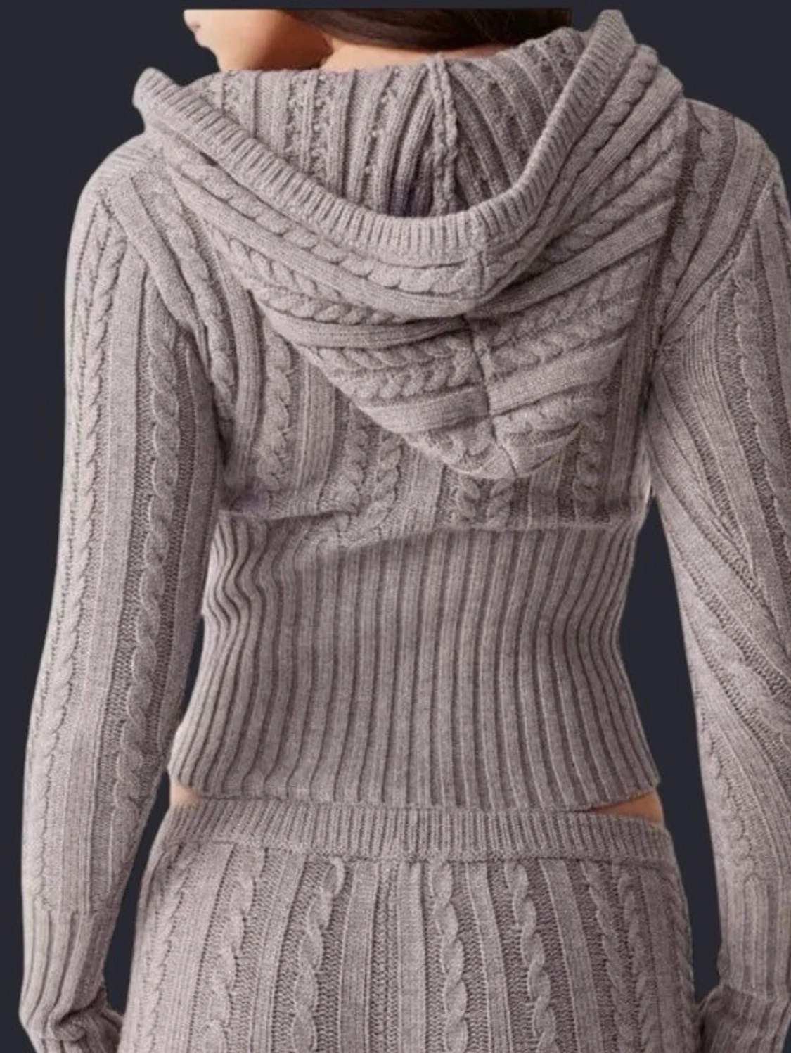 Grå stickad hoodie med v-ringning - 1