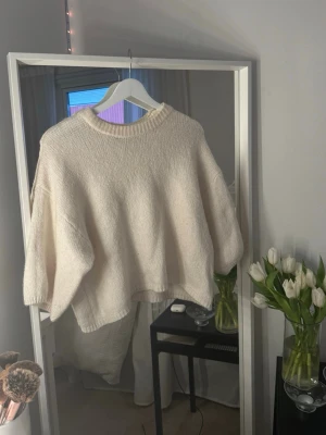 Stickad kortärmad tröja  - Ljusbeige stickad tröja med kortare ärm. Från gina tricot🌸