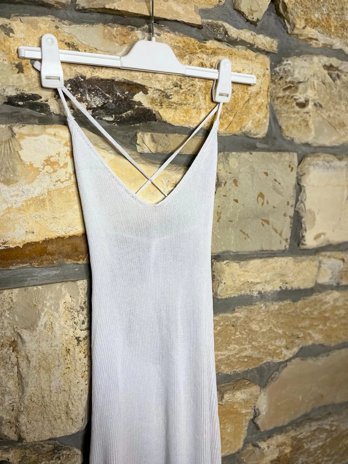 Vit långklänning med smala axelband - 1
