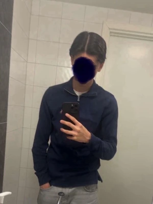 Marinblå half-zip hoodie Polo Ralph Lauren - Snygg marinblå hoodie från Polo Ralph Lauren med klassisk half-zip dragkedja och broderad logga på bröstet. Tillverkad i mjukt bomullsmaterial och har en hög krage. Perfekt för en avslappnad och stilren look. Använt bara 3 gånger säljer då jag inte använder den längre. Pris kan diskuteras. Storleken är S men kan passa M bara lite tajt kanske. 