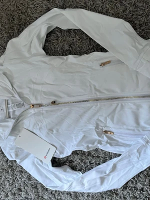 Lululemon tröja  - Säljer en helt ny Lululemon tröja, storlek S size 2. Påse prislapp ingår. Hör av er vid frågor och funderar 🙂