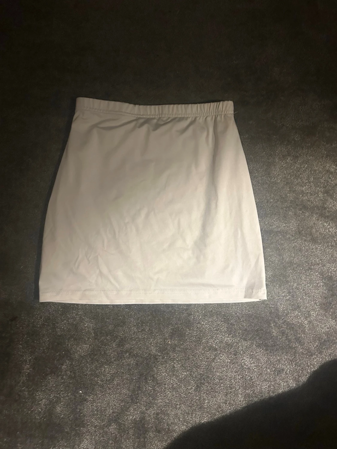 Vit kortkjol med enkel design