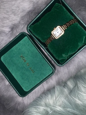 IVY N ROX klocka - Säljer en guldfärgad klocka från IVY N ROX knappt använt 💎 köptes för 999kr. Priset kan diskuteras 