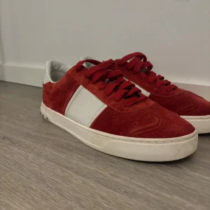 Valentino flycrew  - Vi säljer ett par valentino flycrews i mocka sjukt trendiga! Skicket är otroligt bra förutom en bit som låtsnat Vid intresse eller fler funderingar kontakta oss! | Storlek 40, passar upp till 42 | Alla nitar kvar! | Kap!!! ✅