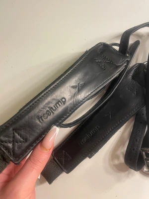 Freejump stigläder - Provar lägga ut mina fina freejump stigläder här på Plick om nån är intresserad. Jättefina men jag rider inte längre och derför säljer de. Svart läder.skriv för frågor 