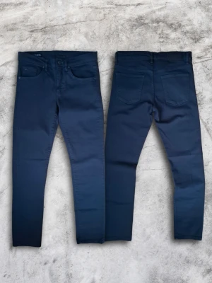 J.Lindeberg Jeans - Vi säljer ett par stiliga J.Lindeberg jeans i storlek W29/L32. Modellen är 173cm lång och byxorna är i mycket bra kvalité. Har ni fler frågor eller vill ha någon bättre bild så skriv gärna i DM😁 Pris är diskuterbart👍