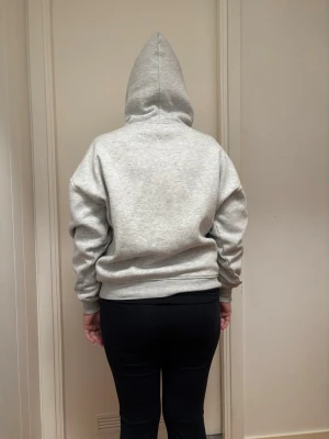 grå hoodie  - grå din hoodie 