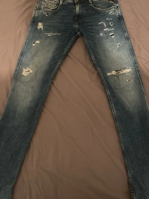 Blå Replay Anbass - Säljer nu ett par blåa replay anbass jeans, nypris ligger på -1699kr, säljer nu dessa för 499 då de ej kommer till användning längre. Storek 30/32 och det är slim fir, riktigt najs passform.