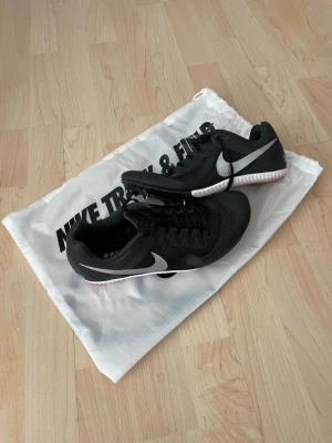 Nya spikskor Nike  - Säljer ett par Nike Zoom Rival Multi spikskor som jag fick i present men som tyvärr är för små för mig. Endast testade en gång, aldrig använda på träning eller tävling – alltså i nyskick.  ✔ Multi-spikskor – passar flera friidrottsgrenar ✔ Lätta och stabila ✔ Spikar + träningspåse ingår (se bild) ✔ Original Nike Nypris: 999kr