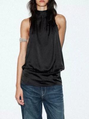 Zara topp Slutsåld - Slutsåld zara topp, skit snygg backless. Går att använda som kort topp eller kort klänning! Storlek M passar S också beroende på hur man vill ha den! Nyskick med prislapp!