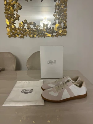 Vit mason margela - Säljer ett par mycket fina vita unika skor I storlek 44. Allt på bilden medföljer självklart och det är bara att höra av sig vid eventuella frågor😁