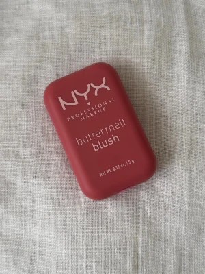 NYX buttermelt blush i rosa nyans - NYX buttermelt blush i färgen Getting Butta. Kommer i en smidig, rektangulär dosa i matt rosa plast. Rouget har en krämig formula som smälter in i huden och ger en naturlig finish. Perfekt för att skapa en fräsch look.