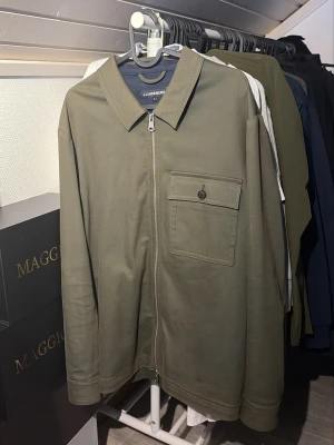 J.LINDEBERG overshirt  - Tja säljer en snygg overshirt ifrån J.lindeberg i storlek M
