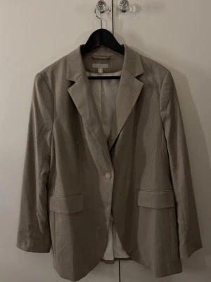 Beige oversized kavaj - Den perfekta beiga oversized kavajen. Observera den är oversized på mig som bär strl XS/S. Har använt den som den perfekta kavajen ovanpå klänning/kjol eller som "vårjacka". 🩷